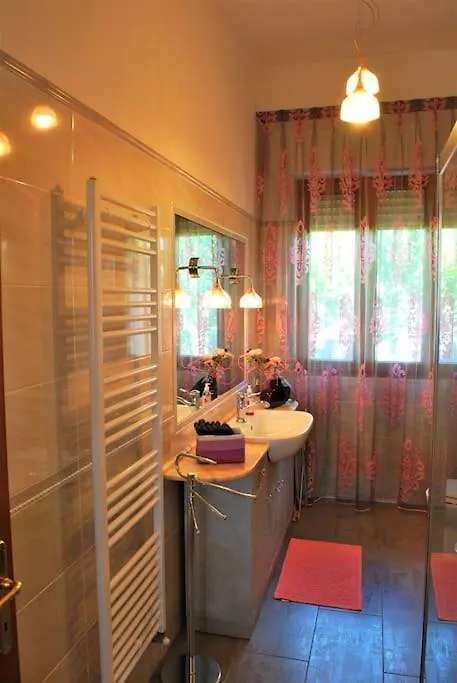 Sunny Courtyard Apartment Piombino