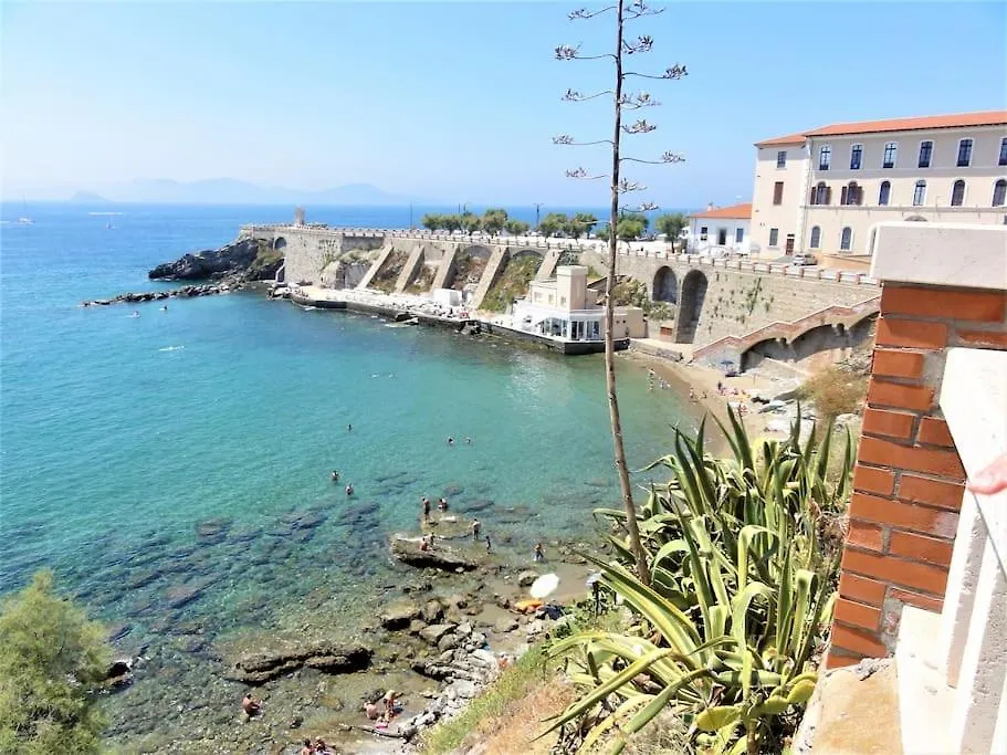 Sunny Courtyard Apartment Piombino