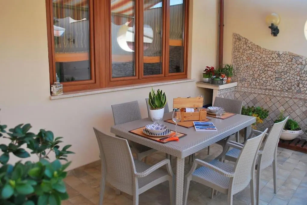 Sunny Courtyard Apartment Piombino