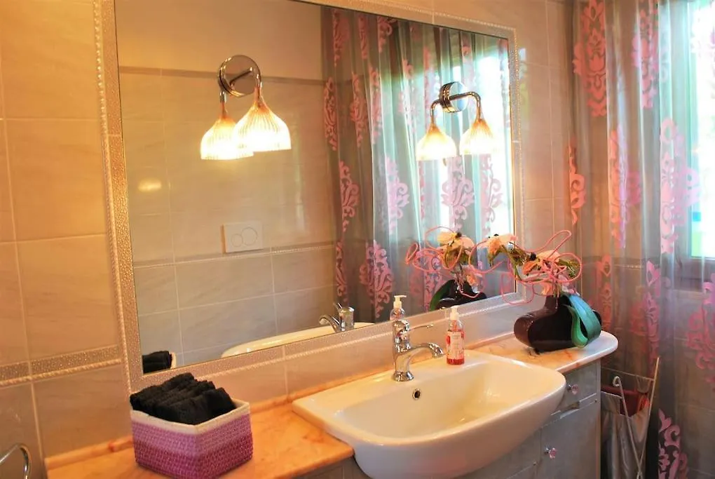 Sunny Courtyard Apartment Piombino