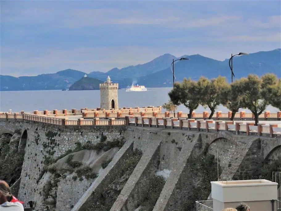 Sunny Courtyard Apartment Piombino