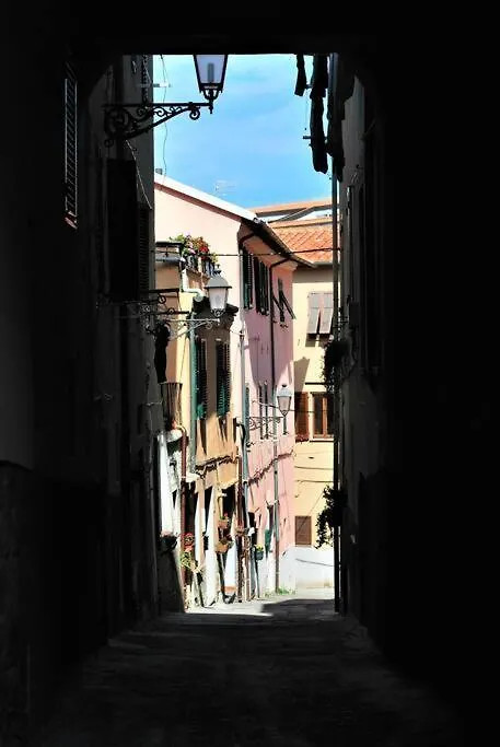 Sunny Courtyard Apartment Piombino