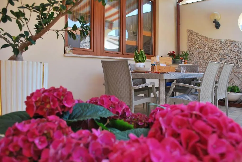 Sunny Courtyard Apartment Piombino