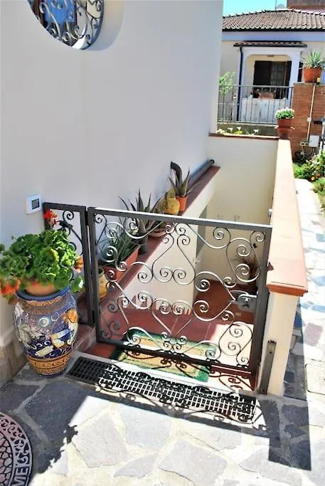 Sunny Courtyard Apartment Piombino
