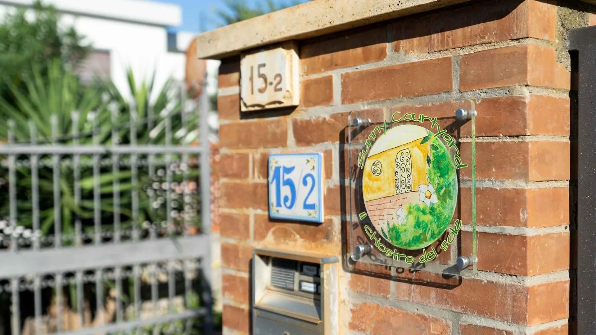 Sunny Courtyard Apartment Piombino