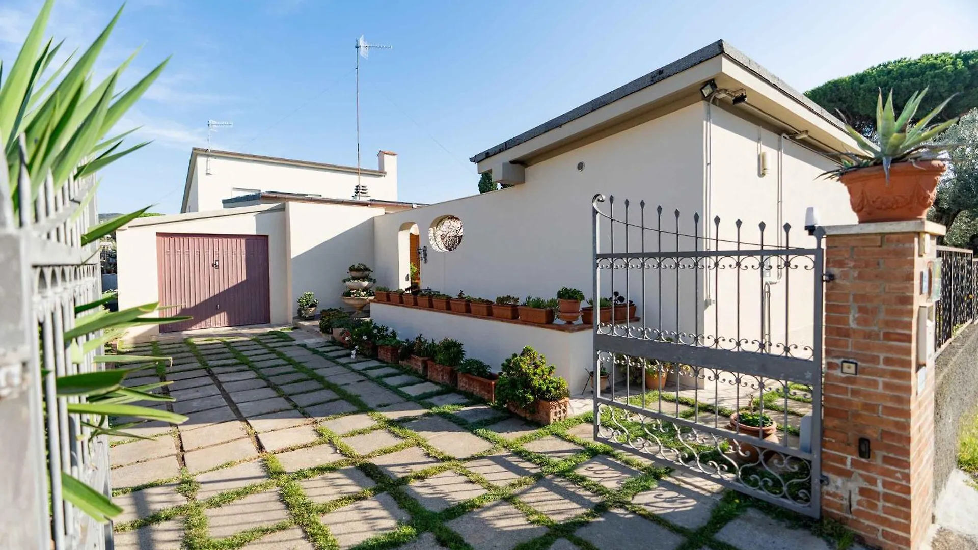 Sunny Courtyard Apartment Piombino