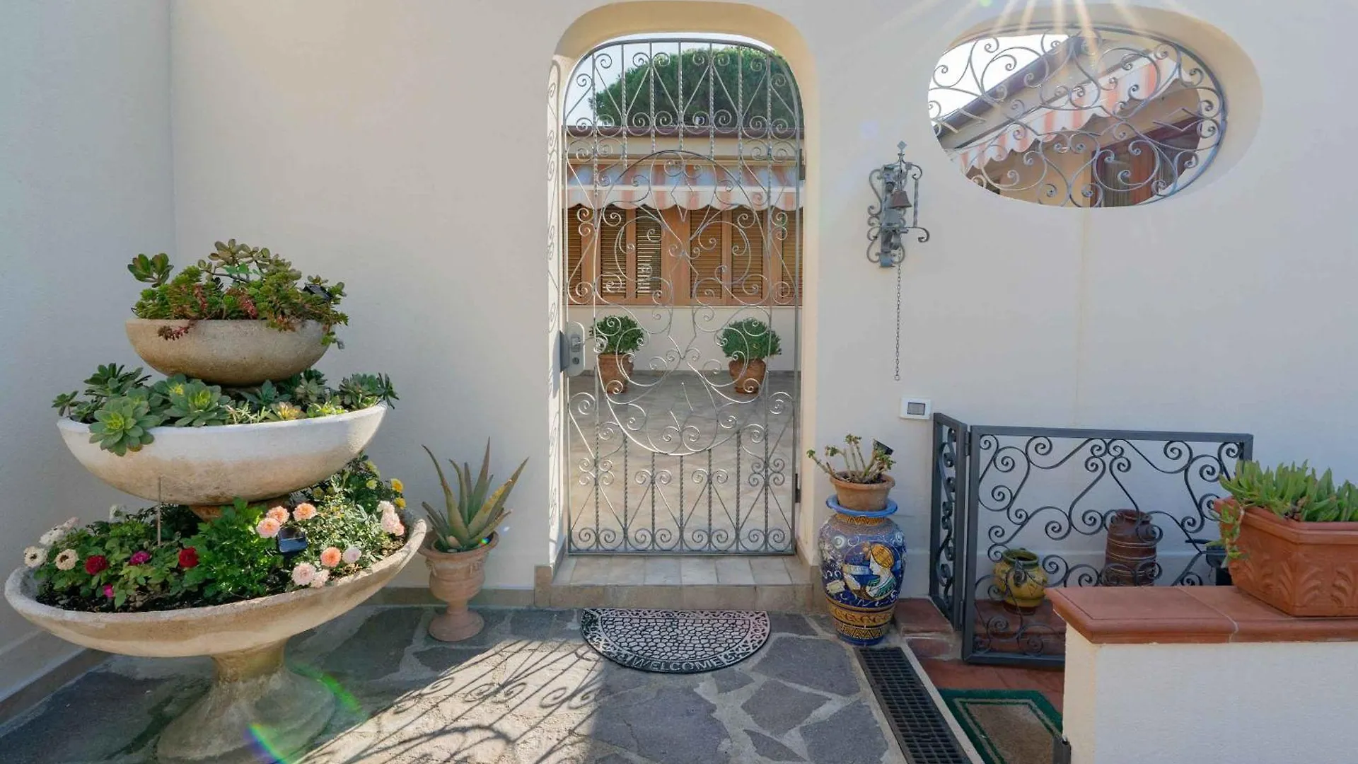 Sunny Courtyard Apartment Piombino Italy