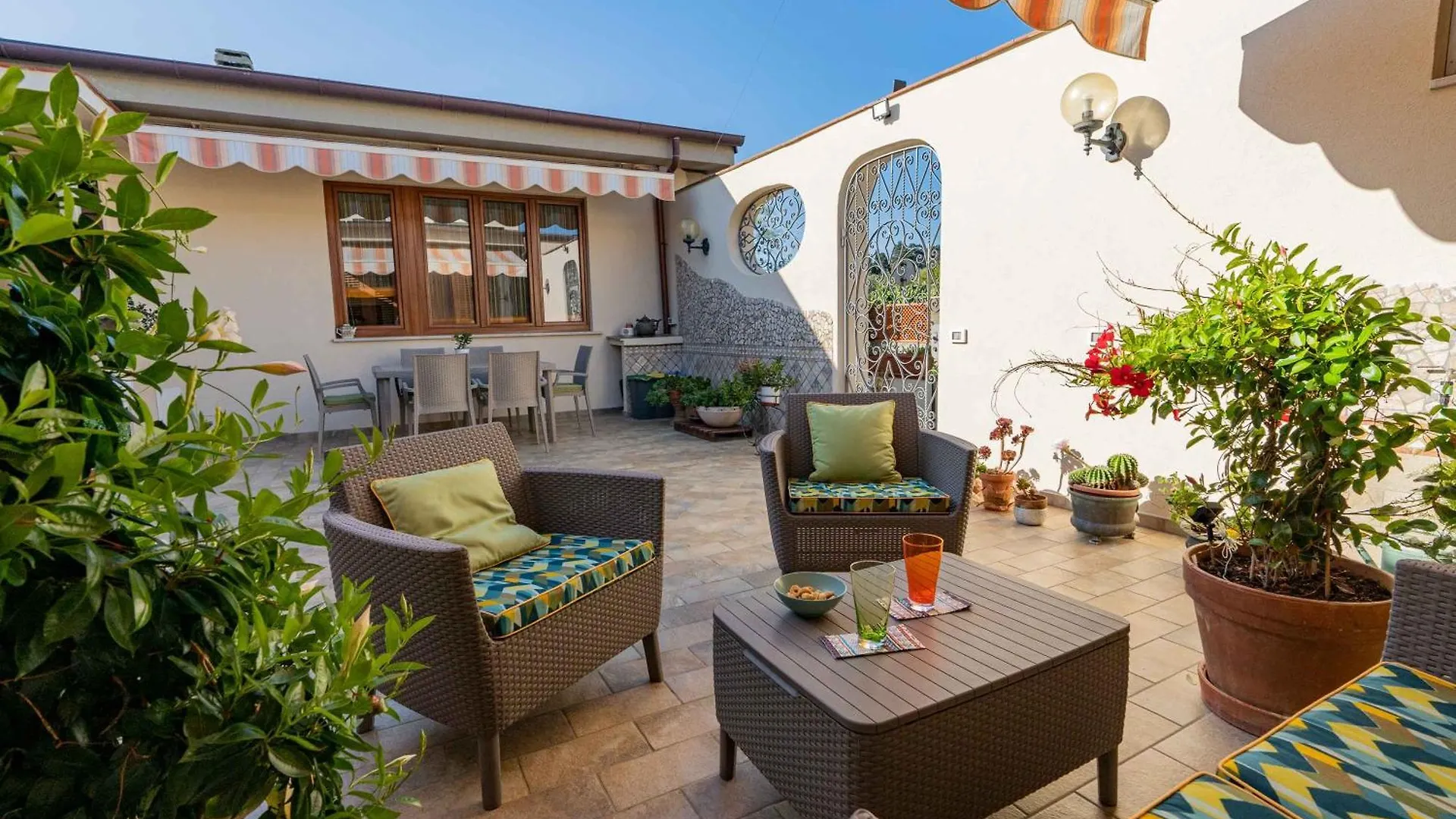 Sunny Courtyard Apartment Piombino